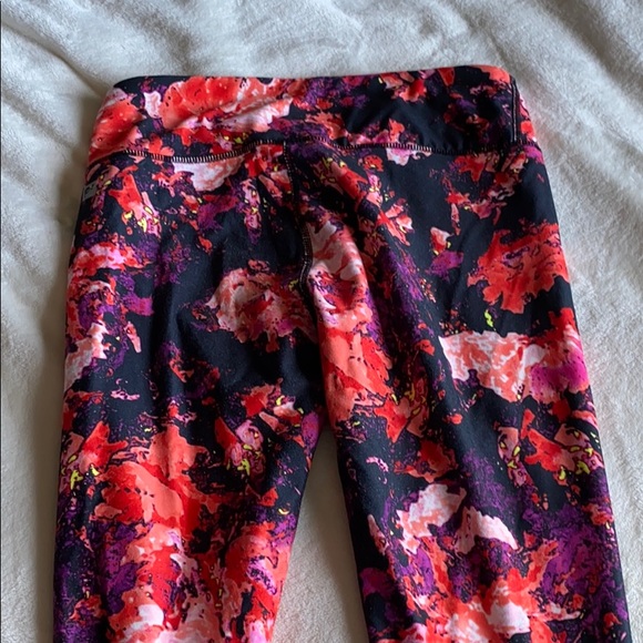 Fabletics pattern print capris - Picture 2 of 4